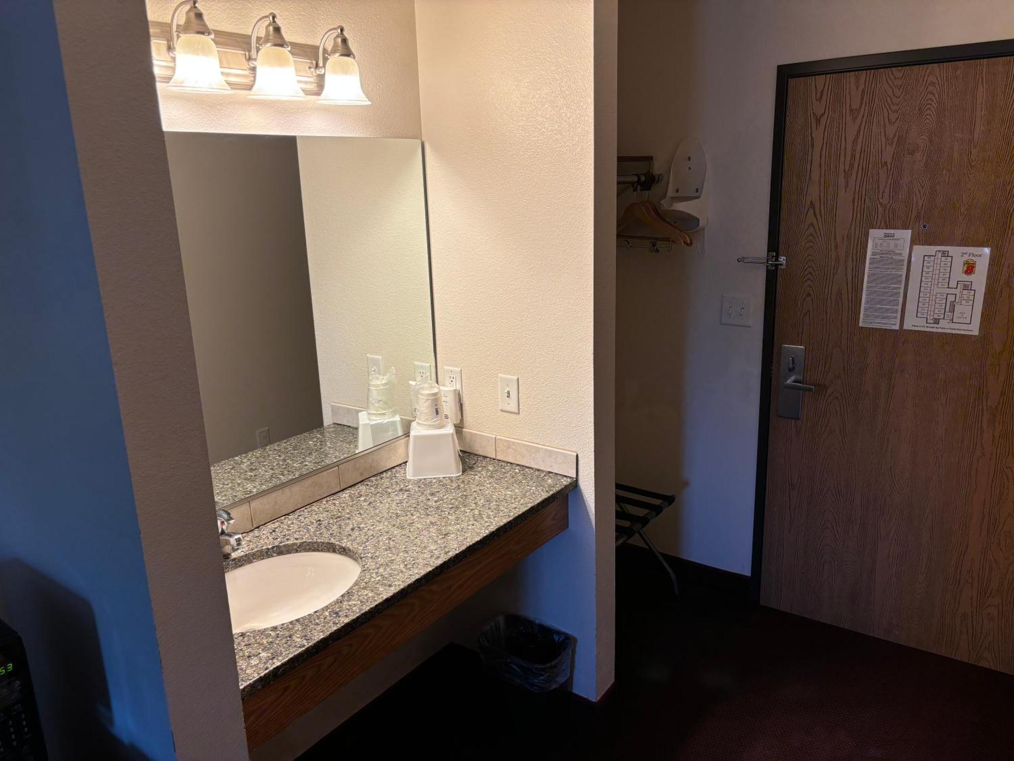 Hotel Super 8 By Wyndham Rexburg Esterno foto